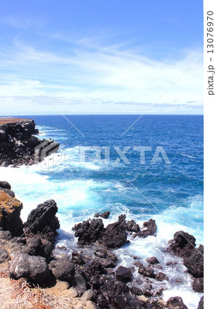 太平洋上に浮かぶ生物進化論の島、ガラパゴス諸島の青く美しい海と火山の島の海岸風景 太平洋上に浮かぶ生物進化論の島、ガラパゴス諸島の青く美しい海と火山の島の海岸風景 13076970