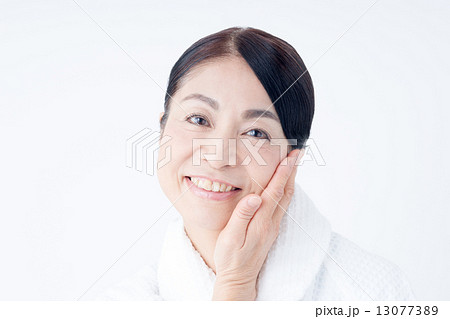 シニアの女性 シニアの女性 13077389