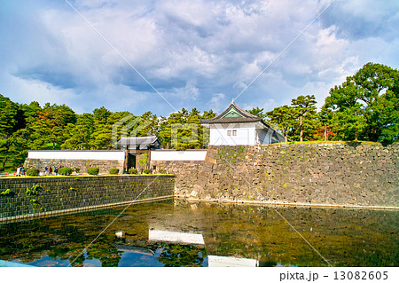 内堀通りから見た桜田門 13082605