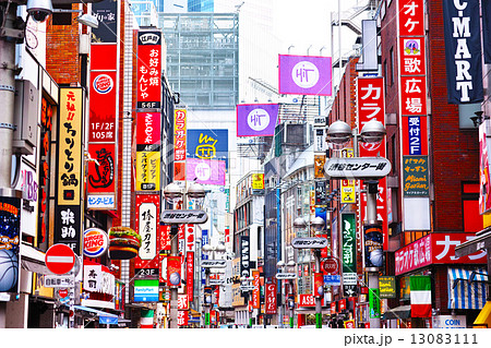渋谷センター街の街並み 13083111