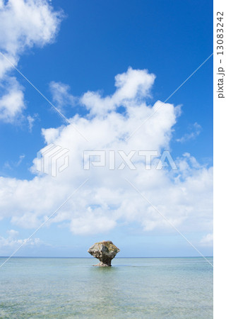 沖縄のビーチ・渡具知ビーチ 13083242