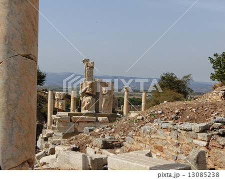 トルコ（エフェソス遺跡）メミウスの碑 13085238
