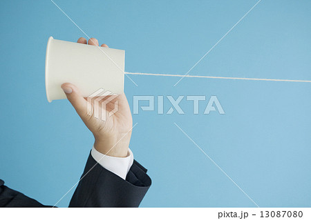 糸電話を持つビジネスマンの手 糸電話を持つビジネスマンの手 13087080