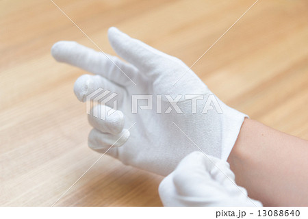 手袋をはめるの写真素材
