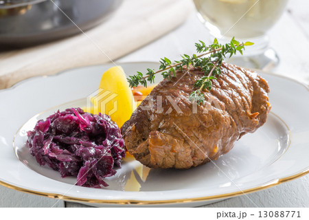 Roulade of beef with potatoes and red cabbage 13088771