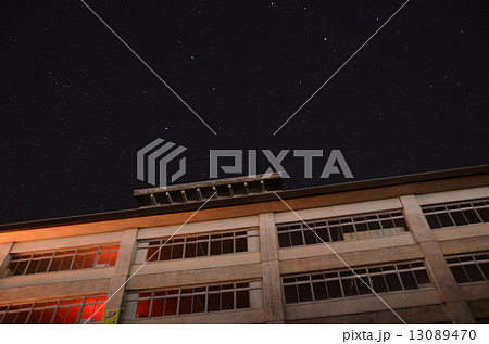 夜の学校の写真素材