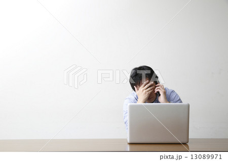 落ち込む男性 13089971