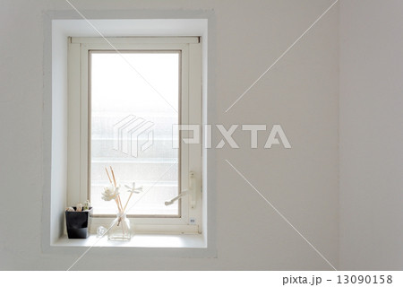 白い小窓　窓辺の風景 13090158