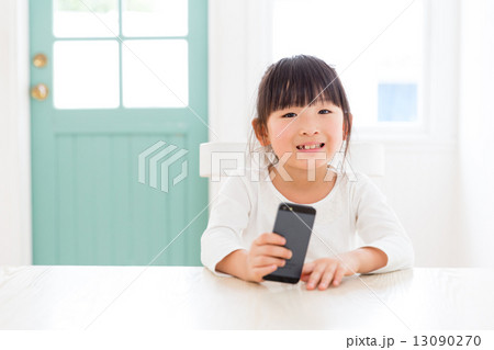 スマートフォンを使う女の子 スマートフォンを使う女の子 13090270