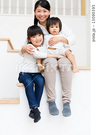 階段でリラックスする親子 13090395