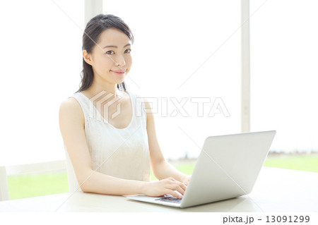 ノートパソコン・若い女性 13091299