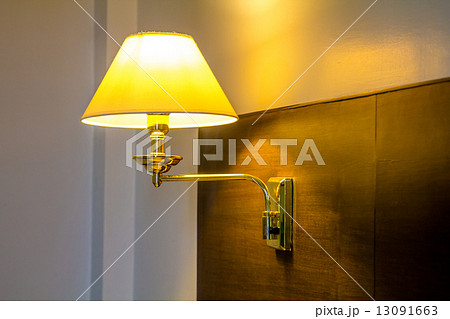 Lamp on headboard 13091663