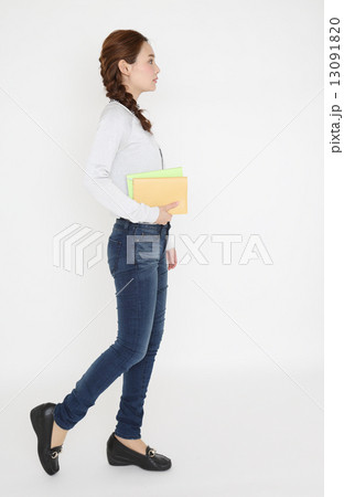 若い女性 若い女性 13091820