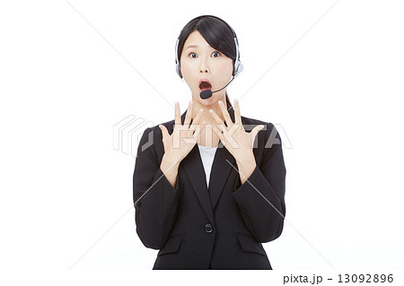 驚くオペレーター 13092896