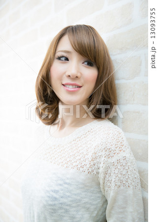 ヘアセットした若い女性 ヘアセットした若い女性 13093755