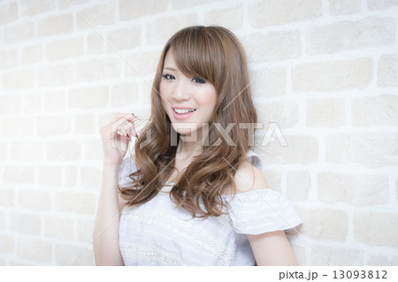 ヘアセットした若い女性 ヘアセットした若い女性 13093812