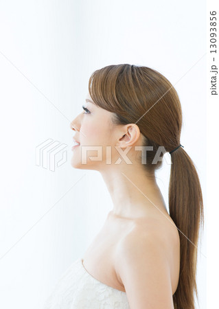 肌の綺麗な女性 13093856