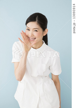 白衣の女性の写真素材 [13093914] PIXTA