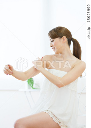 肌の綺麗な女性 13093990