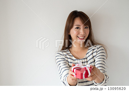 プレゼントを渡す女性 横構図 アップの写真素材