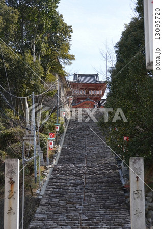 「伊佐爾波(いさにわ)神社」の石段(愛媛県松山市桜谷町) 「伊佐爾波(いさにわ)神社」の石段(愛媛県松山市桜谷町) 13095720