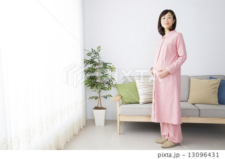 パジャマ姿の妊婦 パジャマ姿の妊婦 13096431