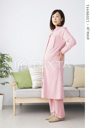 パジャマ姿の妊婦 13096441