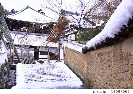 二月堂（奈良公園）参道に積もる雪 13097065