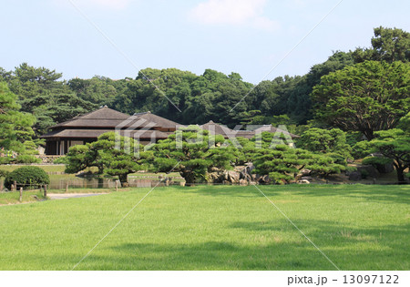 特別名勝「栗林公園」鹿鳴原から見る掬月亭 13097122