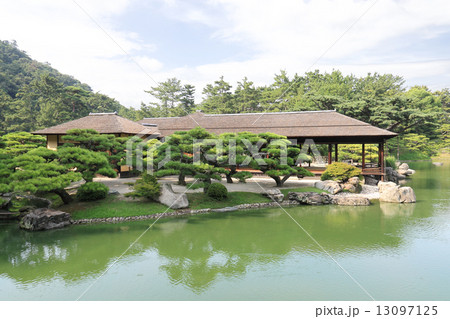 特別名勝「栗林公園」南庭南湖の「掬月亭」 13097125