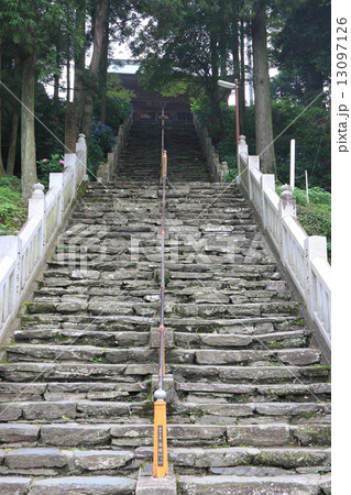 四国霊場第65番札所「三角寺」山門（鐘楼門・仁王門）に至る石段 13097126