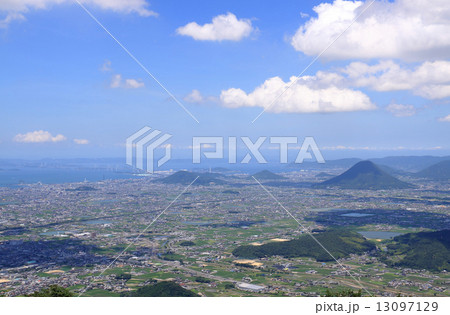 大麻山から眺める讃岐平野と瀬戸内海（右に讃岐富士、中央に多くの溜池、左に瀬戸大橋が見える） 13097129
