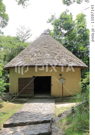 高松市四国村,かつて和三盆糖,白下糖製造に関わった「砂糖〆小屋」 13097145