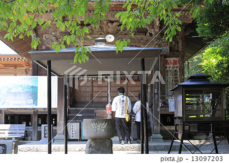 四国霊場第33番札所「雪蹊寺」大師堂にお参りするお遍路さん 四国霊場第33番札所「雪蹊寺」大師堂にお参りするお遍路さん 13097203