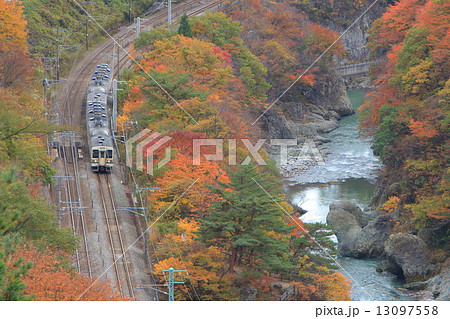 諏訪峡を行く上越線107系電車 13097558