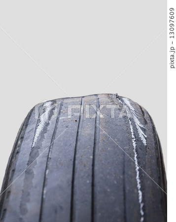 すり減ったタイヤ(縦・背景なし) 13097609
