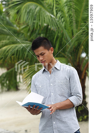 ガイドブックを見るアジア人男性 ガイドブックを見るアジア人男性 13097909