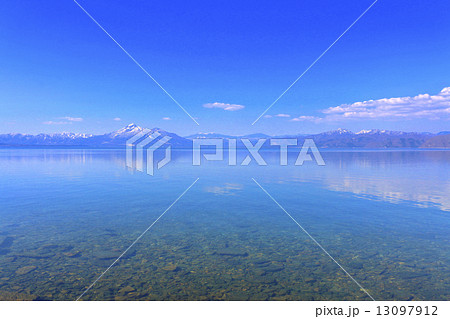 初春の磐梯山と猪苗代湖 初春の磐梯山と猪苗代湖 13097912