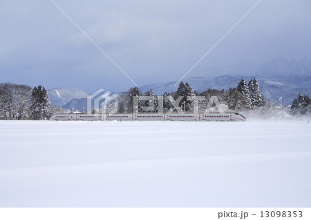 運行末期、雪原を行くE3系秋田新幹線こまち 13098353