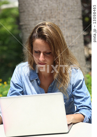 パソコンを使う外国人女性 パソコンを使う外国人女性 13098465