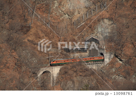 八ッ場ダム建設に伴いダム底に沈んだ、吾妻線115系電車 13098761