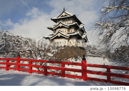 冬の弘前城 13098776