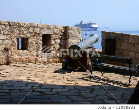 Old cannon and cruise ship in Dubrovnik Old cannon and cruise ship in Dubrovnik 13098833