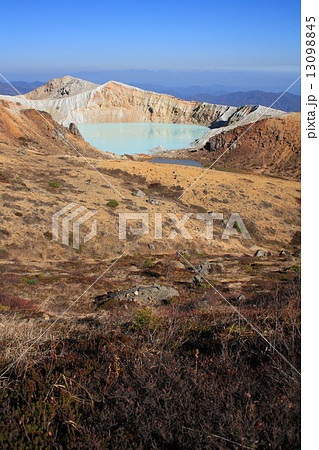 草津白根山の湯釜 13098845