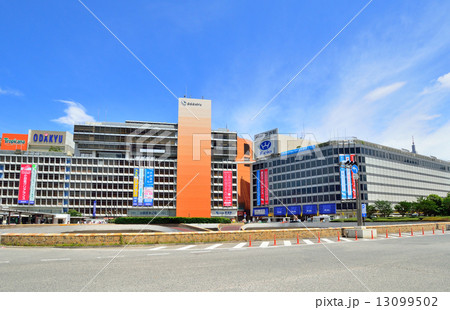 新宿駅西口とデパート(東京都新宿区) 新宿駅西口とデパート(東京都新宿区) 13099502