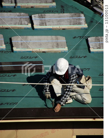 屋根に化粧スレートを貼っていきます 屋根に化粧スレートを貼っていきます 13100013