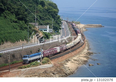 山陽本線を行く、EF66形牽引の貨物列車 13102076