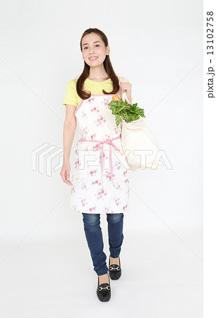 買い物をした主婦 13102758