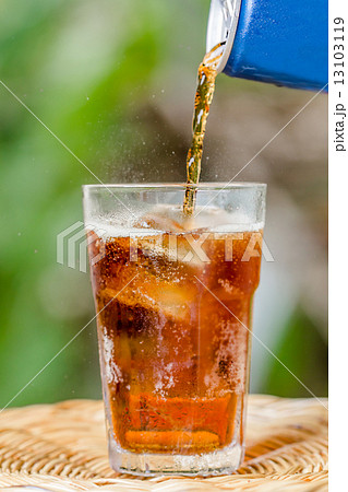 glass of cola with ice 13103119