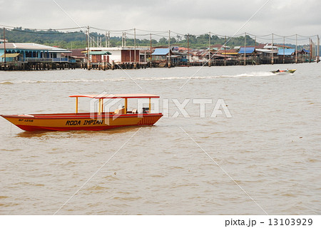 ブルネイ川･水上集落(カンポン･アイール)（バンダルスリブガワン／ブルネイ） 13103929